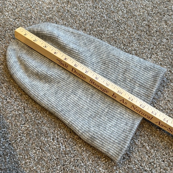 Like new! J. Crew Ribbed beanie in Supersoft Yarn - Light Gray - Picture 5 of 5